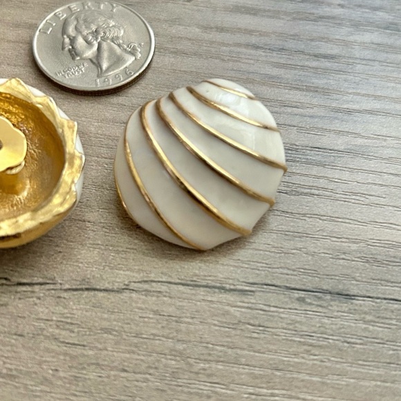 Vintage Cream and Gold Clip On Seashell Earrings - Picture 6 of 7